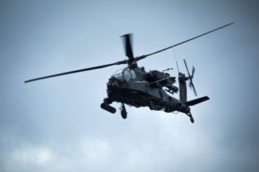 AH-64アパッチ2機が空中衝突、先月のブラックホークに続き、事故が相次ぐ米陸軍はヘリを飛行停止に
