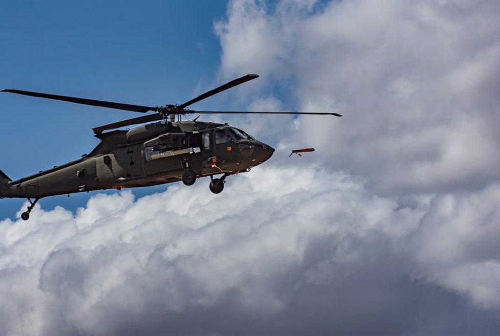 UH-60ヘリから発射されるALTIUS-600