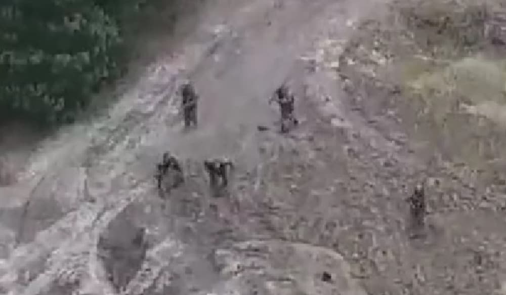 ロシア軍の督戦隊が逃亡する自軍兵士を射殺する様子が撮影される