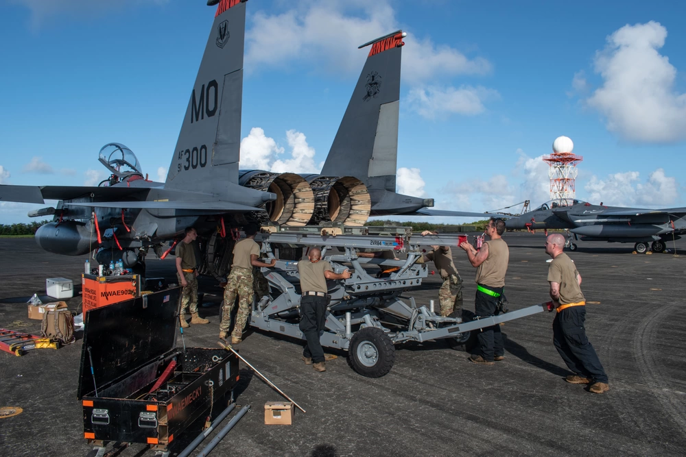 米空軍がF-15E戦闘機を使って硫黄島で行った特別訓練