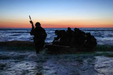 英海兵隊と陸軍特殊部隊の訓練を受けた１０００人の精鋭ウクライナ海兵隊が帰国