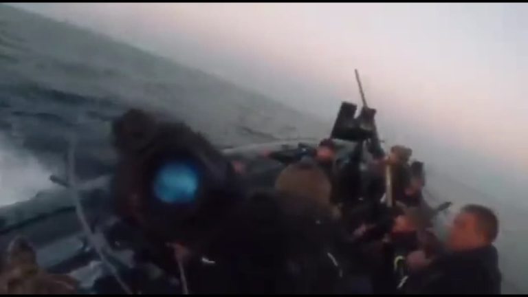 ウクライナ軍、独立記念日にクリミア半島に上陸！真の狙いは？