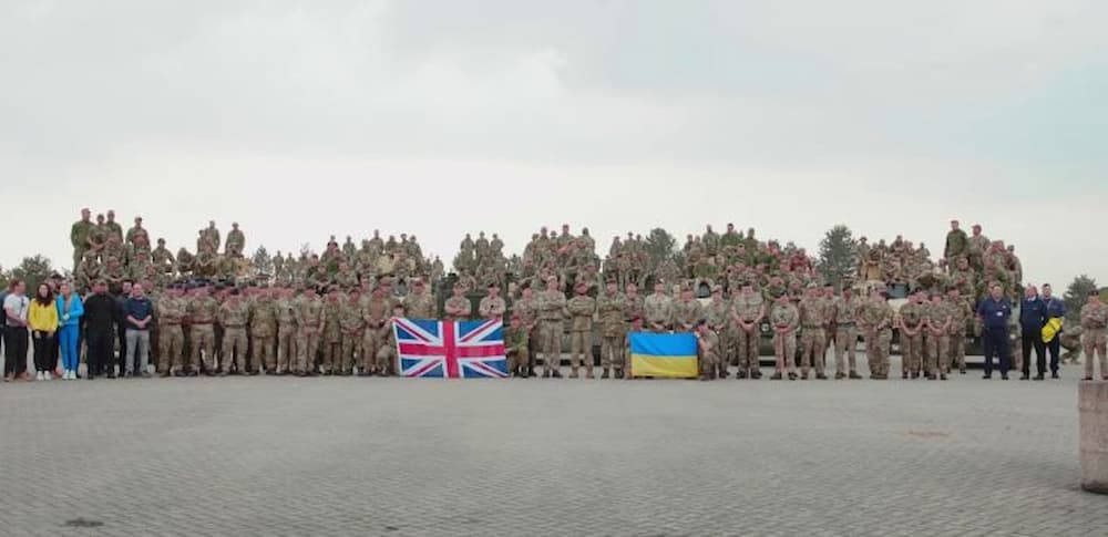 イギリス兵とウクライナ兵の集合写真