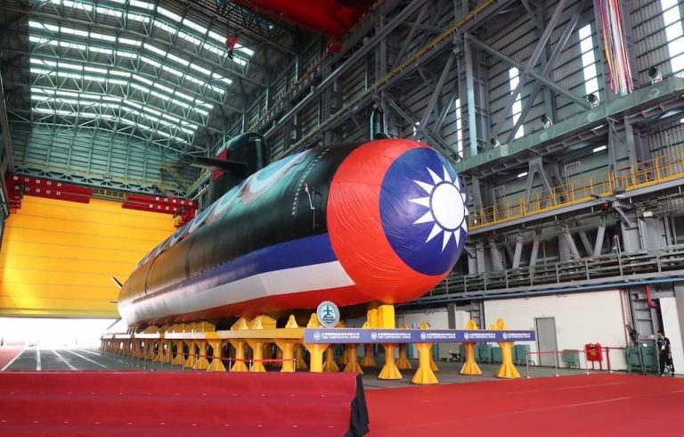 そうりゅう型がモデル？台湾初の国産潜水艦「海鯤」が進水