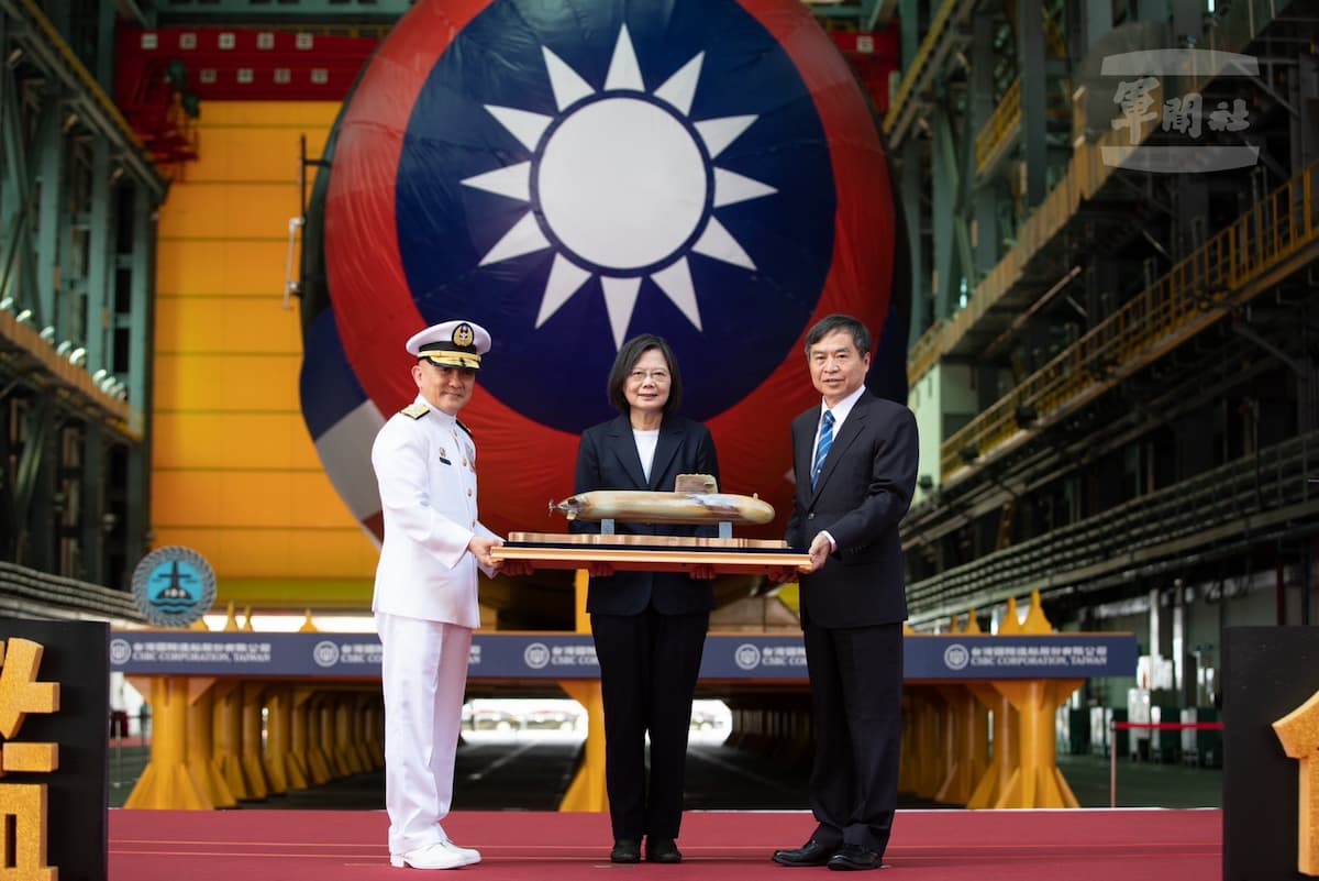 そうりゅう型がモデル？台湾初の国産潜水艦「海鯤」が進水