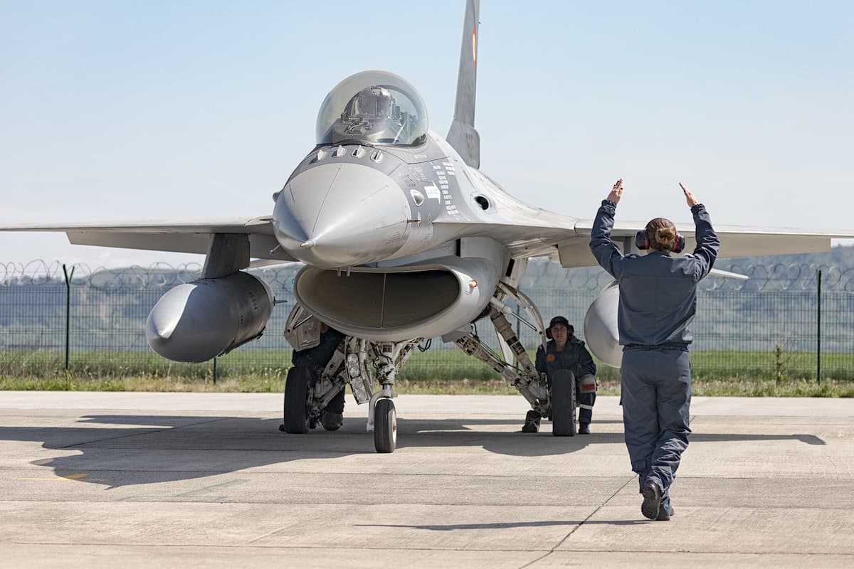 ウクライナの隣ルーマニアにF-16訓練センターが開設！パイロット訓練開始へ