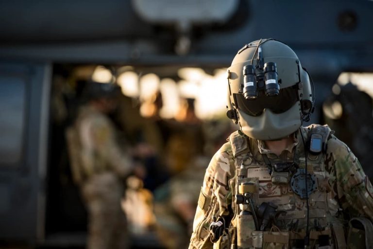 米空軍は中国軍からのレーザー照射の嫌がらせ急増に伴い、保護メガネを支給する