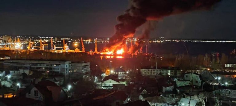 今年で3隻目！ロシア海軍のロプーチャ級揚陸艦が破壊される