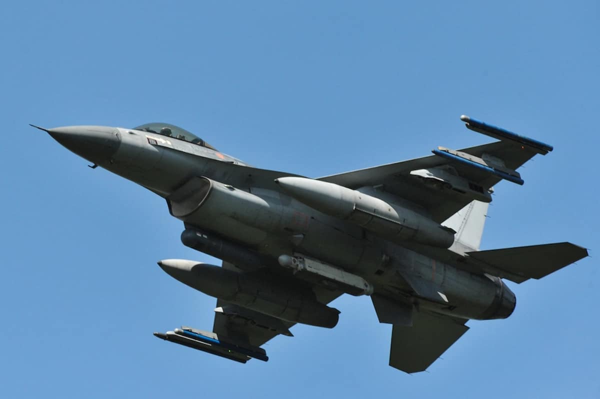 オランダ、ウクライナに18機のF-16戦闘機の提供を発表