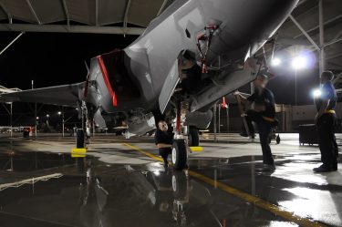 F-35のエンジンルームに懐中電灯を置き忘れて約6億円の損害が発生