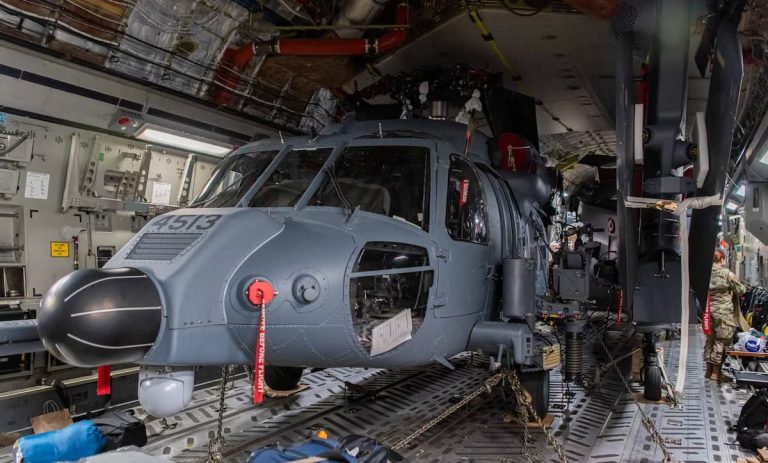 米空軍、嘉手納基地に新型のHH-60W戦闘救助ヘリコプターを配備