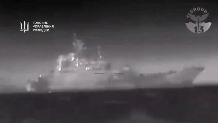 ウクライナ軍、またしても自爆無人艇で黒海のロシア海軍の大型揚陸艦を撃沈