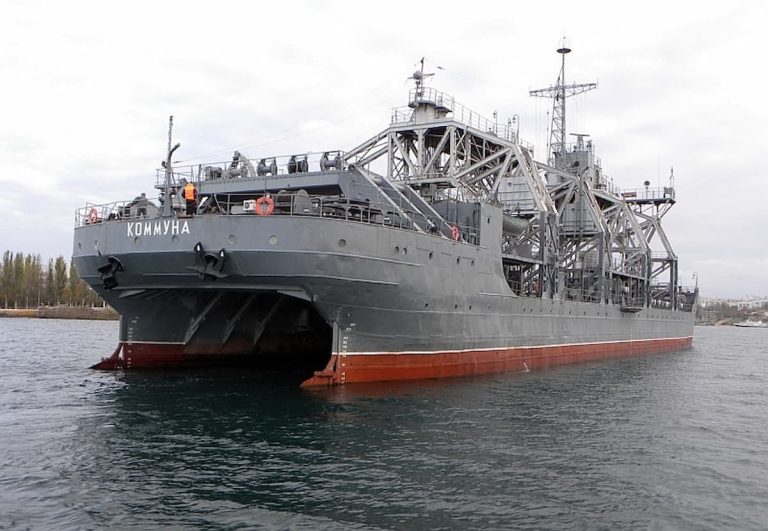 ロシア海軍の世界最古の軍艦コムーナが大破