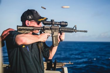 米海軍大失態！スコープが逆向きのライフルで射撃訓練する写真を公式SNSに投稿して赤っ恥