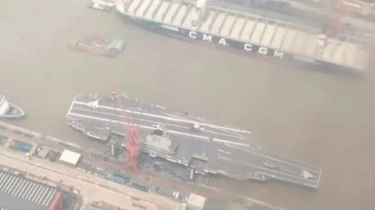 海上試験間近の中国の最新空母「福建」、飛行甲板に艦載機が確認される