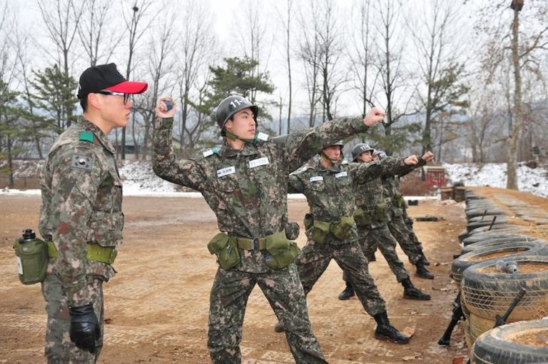 韓国軍の新兵が手榴弾訓練中に安全ピンを抜いまま投げず、爆発事故で死亡