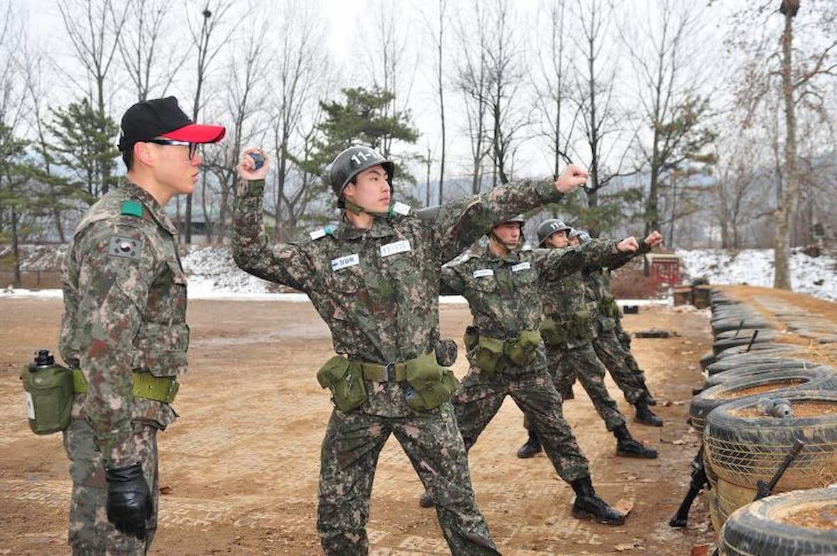 韓国軍の新兵が手榴弾訓練中に安全ピンを抜いまま保持、爆発事故で死亡