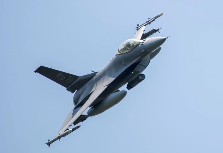 米国も承認！F-16戦闘機によるロシアへの越境攻撃を限定的に許可！