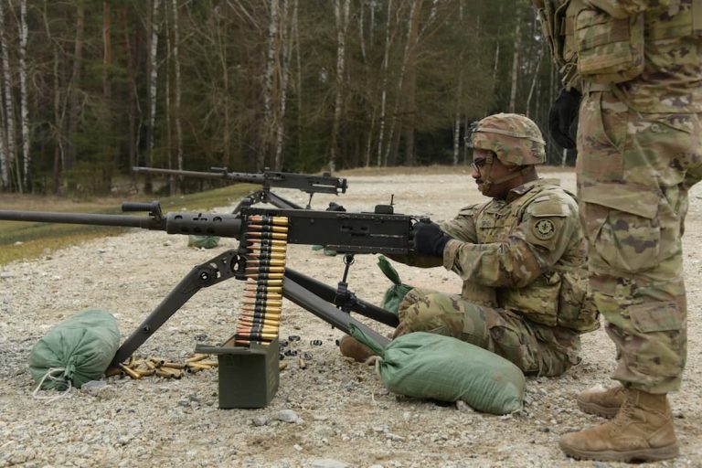 SOCOMと海兵隊は、M2とM240の間の口径のギャップを埋める新しい軽量中口径機関銃を探している