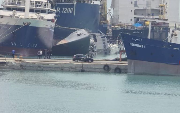 イランの新鋭フリゲート艦が修理中に完全にバランス崩して完全に転覆