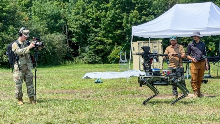 米陸軍第10山岳師団がM4ライフルを搭載したロボット犬を披露