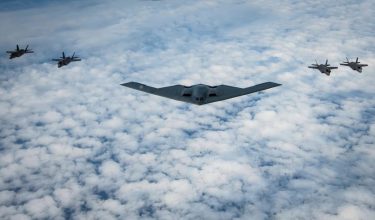 空自のF-35Aが米空軍のB-2スピリット戦略爆撃機と初の編隊飛行