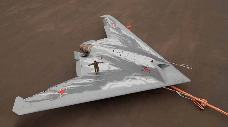 ロシア軍の最新鋭ステルス無人機S-70オホートニクがSu-57戦闘機に撃墜される