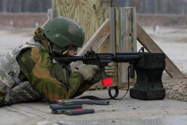 スウェーデン軍、米国から大量のM4A1カービンを調達！主力小銃はフィンランド製AK24に更新が始まったばかり